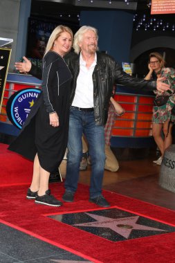 Los Angeles - 16 Ekim: Joan Templeman Branson, efendim Richard Branson Hollywood Walk of Fame 16 Ekim 2018 tarihinde Los Angeles, Ca üzerinde efendim Richard Branson Star töreninde