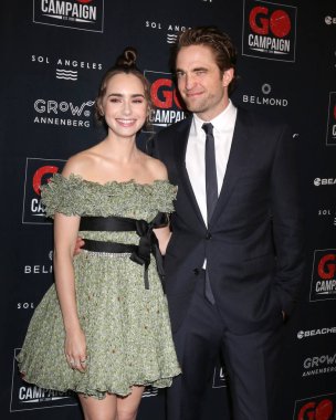 Los Angeles - Ekim 20: Lily Collins, Robert Pattinson git kampanya Gala şehir Pazar sosyal evinde 20 Ekim 2018 tarihinde Los Angeles, Ca