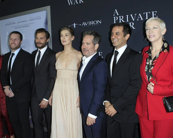 Los Angeles Oct Private War Cast Rosamund Pike Jamie Dornan — Stock Photo, Image