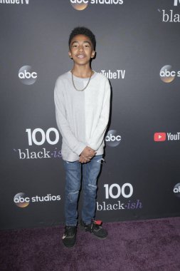 Los Angeles - Kasım 10: Miles Brown'da Black-ish üzerinde 10 Kasım 2018 Burbank, Ca Walt Disney Stüdyoları'nda 100 bölüm kutlama