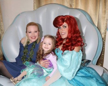 Los Angeles - Kasım 25: Adrienne Frantz, Amelie Bailey, Ariel Charachter 25 Kasım 2018 üzerinde özel bir mülke Studio City, Ca, Amelie Bailey 3 Doğum günü partisinde