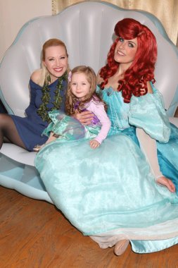 Los Angeles - Kasım 25: Adrienne Frantz, Amelie Bailey, Ariel Charachter 25 Kasım 2018 üzerinde özel bir mülke Studio City, Ca, Amelie Bailey 3 Doğum günü partisinde