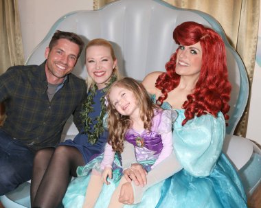 Los Angeles - Kasım 25: Scott Bailey, Adrienne Frantz, Amelie Bailey, Ariel Charachter 25 Kasım 2018 üzerinde özel bir mülke Studio City, Ca, Amelie Bailey 3 Doğum günü partisinde