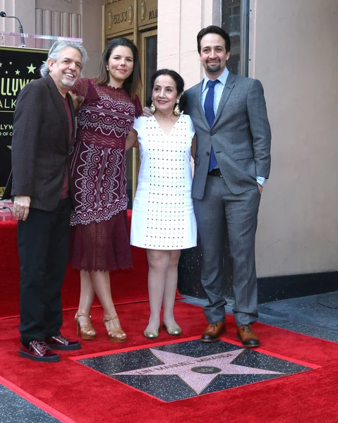 洛杉矶 11月30日 瓦妮莎 纳达尔 林曼纽尔 米兰达 家人在林曼纽尔 米兰达在好莱坞名人堂上 2018年11月30日在洛杉矶 — 图库照片