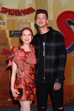 Los Angeles - Aralık 1: Madelaine Petsch, Travis Mills'te 