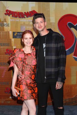 Los Angeles - Aralık 1: Madelaine Petsch, Travis Mills'te 