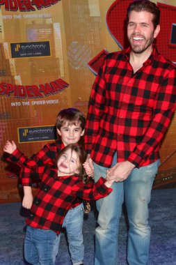 Los Angeles - Aralık 1: Mario Lavandeira III, Perez Hilton, Mia Lavandeira, 