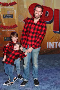 Los Angeles - Aralık 1: Mario Lavandeira III, Perez Hilton, Mia Lavandeira, 