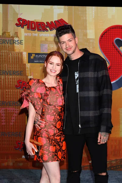 洛杉矶 12月1日 Madelaine Petsch Travis Mills 蜘蛛侠 进入蜘蛛的诗句 首演在乡村剧院 加利福尼亚州 — 图库照片