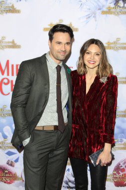Los Angeles - 4 Aralık: Brett Dalton, Aimee Teegarden 