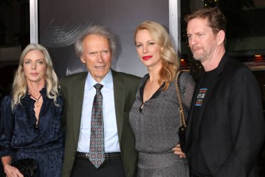Los Angeles - Aralık 10: Christina Sandera, Clint Eastwood, Alison Eastwood, Stacy Poitras üzerinde 10 Aralık 2018 yılında Westwood, Ca Village Theater 