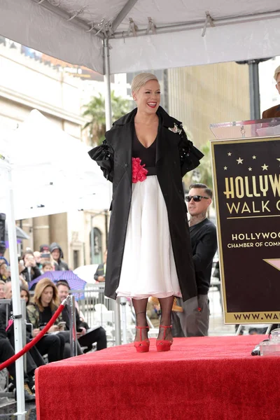 Los Angeles Feb Pink Alecia Moore Hollywoodin Walk Famessa Helmikuuta — kuvapankkivalokuva