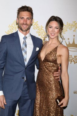 Los Angeles - 9 Şubat: Andrew Walker, karısı 9 Şubat 2019 turnuva şirketten Pasadena, Ca Hallmark kış 2019 Tca etkinlikte