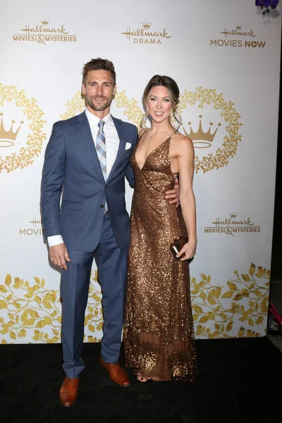 Los Angeles - 9 Şubat: Andrew Walker, karısı 9 Şubat 2019 turnuva şirketten Pasadena, Ca Hallmark kış 2019 Tca etkinlikte