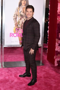 Los Angeles - 11 Şubat: Adam Devine 