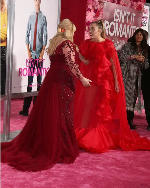 Los Angeles Feb Rebel Wilson Miley Cyrus Romanttinen World Premiere — kuvapankkivalokuva