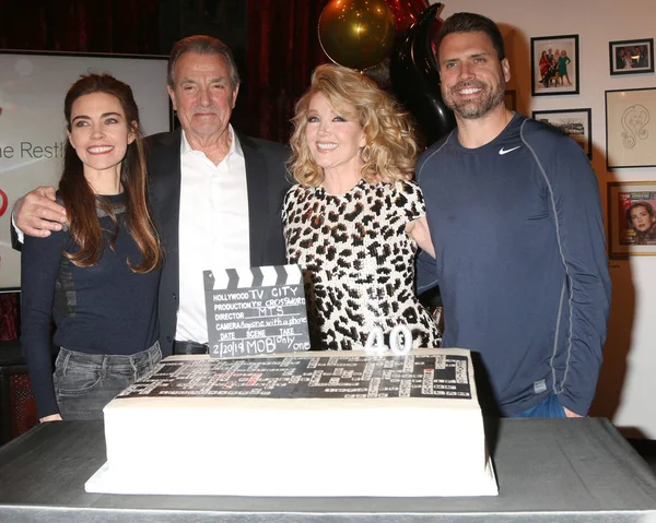 Los Angeles - 20 Şubat: Amelia Heinle, Eric Braeden, Melody Thomas Scott, Joshua Morrow garajında Melody Thomas Scott kutluyor Y ve Cbs televizyon şehir Event'de R 40 yıl üzerinde 20 Şubat 2019 Los Angeles, Ca