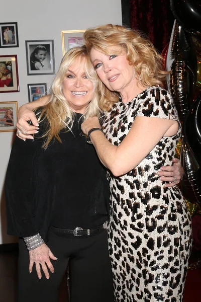 Los Angeles - 20 Şubat: Catherine Hickland, Melody Thomas Scott, Melody Thomas Scott kutluyor Y ve Cbs televizyon şehir Event'de R 40 yıl üzerinde 20 Şubat 2019 Los Angeles, Ca