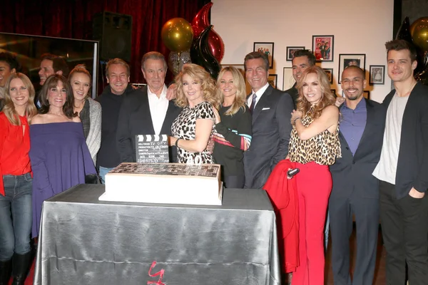 Los Angeles - 20 Şubat: Melodi Thoams Scott, Ynr Castmates, Melody Thomas Scott kutluyor Y ve Cbs televizyon şehir Event'de R 40 yıl üzerinde 20 Şubat 2019 Los Angeles, Ca