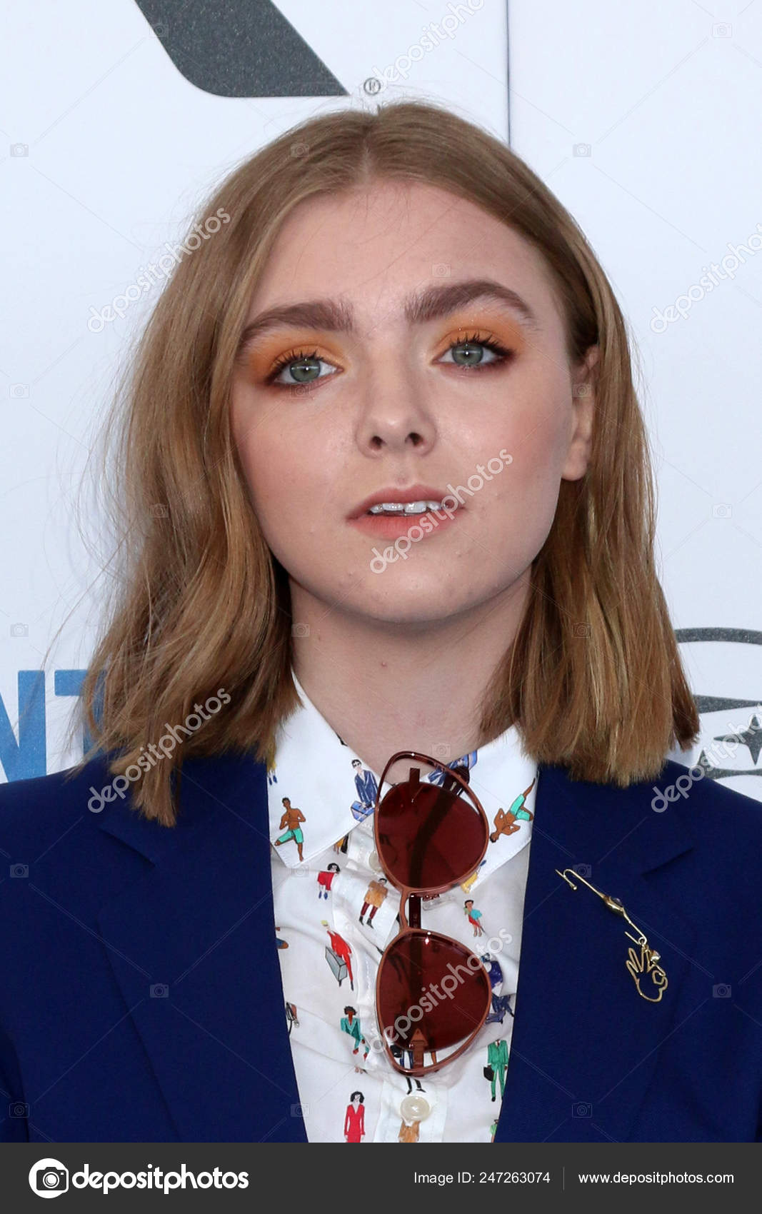 エルシー・フィッシャー直筆サイン入り超大型写真…Elsie Fisher