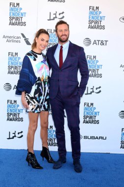 Los Angeles - 23 Şubat: Elizabeth Chambers, Santa Monica, Ca üzerinde 23 Şubat 2019 sahilde 2019 Film Independent Spirit Ödülleri'nde Armie Hammer