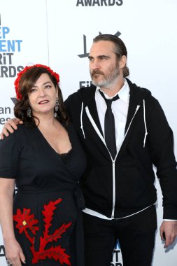 Los Angeles - 23 Şubat: Lynne Ramsay, Joaquin Phoenix 23 Şubat 2019 tarihinde Santa Monica, Ca sahilde 2019 Film Independent Spirit Ödülleri'nde