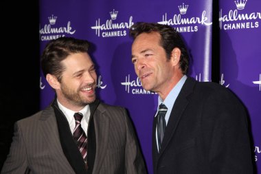 Los Angeles - 7 Ocak 2011: Jason Priestley, Luke Perry turnuva gül geçit ev Hallmark kış 2011 Tca partide 7 Ocak 2011 Pasadena'da gelen