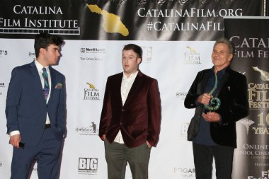 LOS ANGELES - 26 Eylül 2020 'de Long Beach, CA' da Cameron Penn, Kelson Penn ve Martin Kove Catalina Film Festivali 'nde Thru Kırmızı Halısını Sürerken görülüyor.