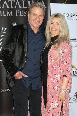 LOS ANGELES - SEP 26: Martin Kove ve Mary Scavo Squire Catalina Film Festivali 'nde Thru Kırmızı Halısını Sürün, Cumartesi günü İskoç Ayini Etkinlik Merkezi' nde 26 Eylül 2020 'de Long Beach, CA