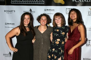 Emma Cataldo ve Catalina Film Festivali 'nin konukları 26 Eylül 2020' de Long Beach, CA 'da bulunan İskoç Rite Etkinlik Merkezi' nde Thru Kırmızı Halısını Sürüyor.