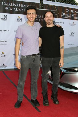 LOS ANGELES - 25 Eylül 2020 'de Catalina Film Festivali' nde Felipe Vargas ve TJ Ryan Thru Kırmızı Halısını Sürün, İskoç Ayini Olay Merkezi 'nde 25 Eylül 2020' de, Long Beach, CA