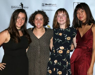 Emma Cataldo ve Catalina Film Festivali 'nin konukları 26 Eylül 2020' de Long Beach, CA 'da bulunan İskoç Rite Etkinlik Merkezi' nde Thru Kırmızı Halısını Sürüyor.