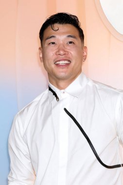 LOS ANGELES - 14 Eylül 2025 'te Ysabel' deki AppleTV + Post Emmy Party 'de Joel Kim Booster, Batı Hollywood, CA