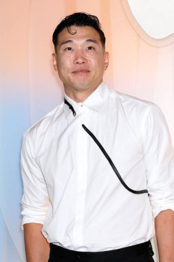 LOS ANGELES - 14 Eylül 2025 'te Ysabel' deki AppleTV + Post Emmy Party 'de Joel Kim Booster, Batı Hollywood, CA