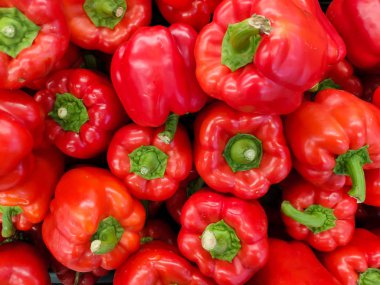 Pazar at kutusundaki birçok kırmızı biber