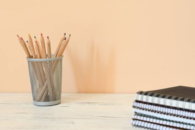 Kalem kabı ve bir yığın defter.