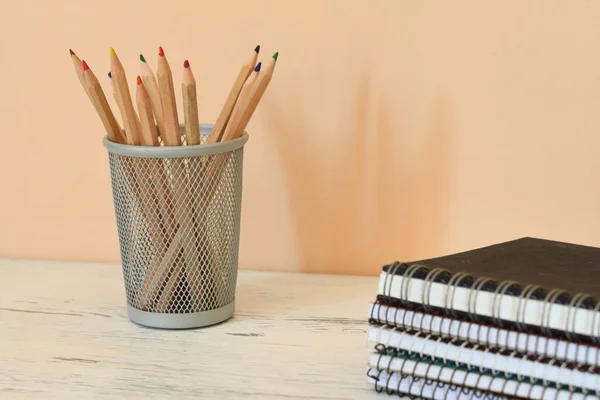 Pote Lápiz Una Pila Cuaderno — Foto de Stock