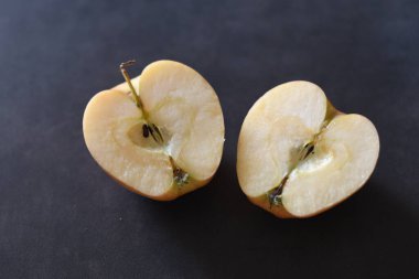 İkiye bölünmüş küçük elma