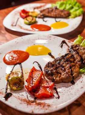 Farklı sebze ile bir tabak ızgara sığır eti biftek