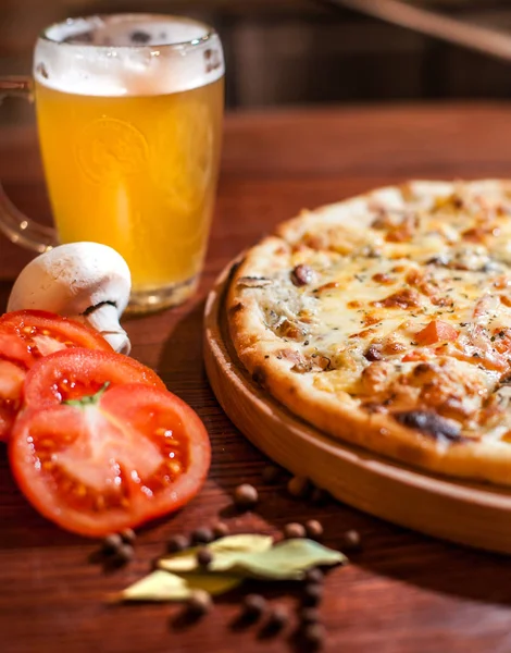 Ahşap masa bira ile lezzetli pizza