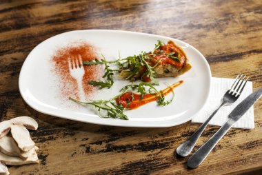 Yeşil salata quinoa, avokado, salatalık, taze marul, otlar ve tohum. Lezzetli yemek sağlıklı dengeli.