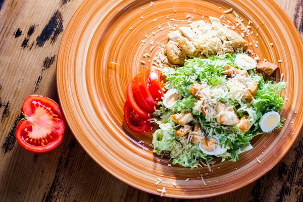 tavuk, yumurta, kraker ve otlar ile lezzetli salata