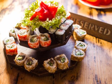 Suşi sarımsak ve salata ile üç kat plaka üzerinde bırakır