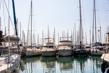Yelkenliler, balıkçı tekneleri ve yatlar üstten kapatın