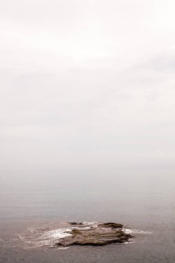 büyük rock deniz ya da okyanus su ile yıkanmış