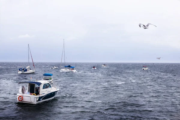 Barco de pesca no horizonte do mar ou do oceano — Fotografia de Stock