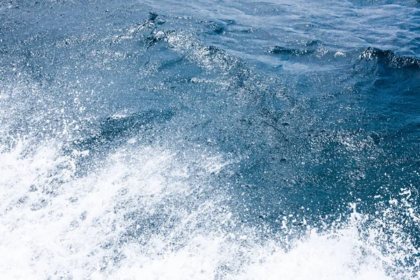 Bela onda branca no mar azul profundo — Fotografia de Stock