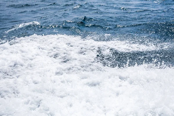 Bela onda branca no mar azul profundo — Fotografia de Stock