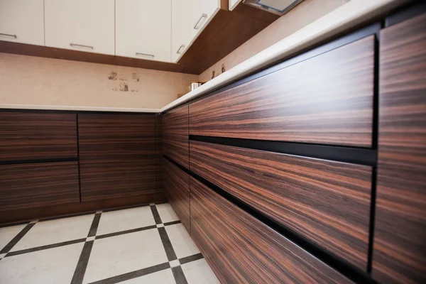 Malé moderní kuchyň v barvě bbrown — Stock fotografie