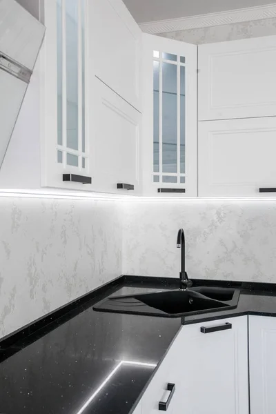 Moderní gurmánská kuchyně interiér. Krásný bílý design — Stock fotografie